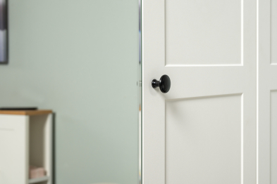 Шкаф для одежды трёхдверный с зеркалом Остин с кроватью с основанием и комода на 6-ть ящиков