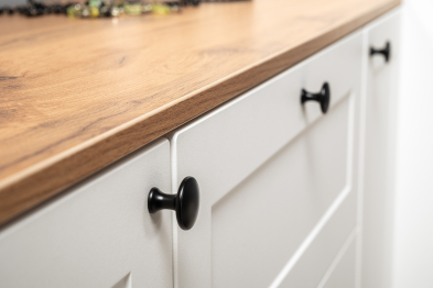 Кровать Остин со спальным местом 1600 с ортопедическим основанием с тумбой с дверками и комодом 16.221