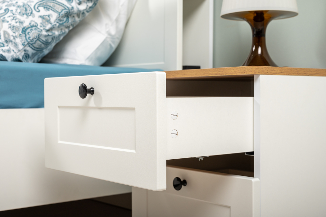 Спальные гарнитуры, Гарнитур спальный Остин из комода 16.240 с кроватью с ортопедическим основанием и тумбы прикроватной