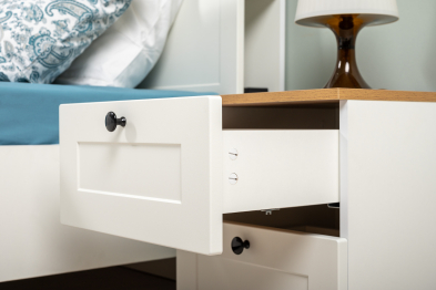 Гарнитур спальный Остин из комода 16.240 с кроватью с ортопедическим основанием и тумбы прикроватной