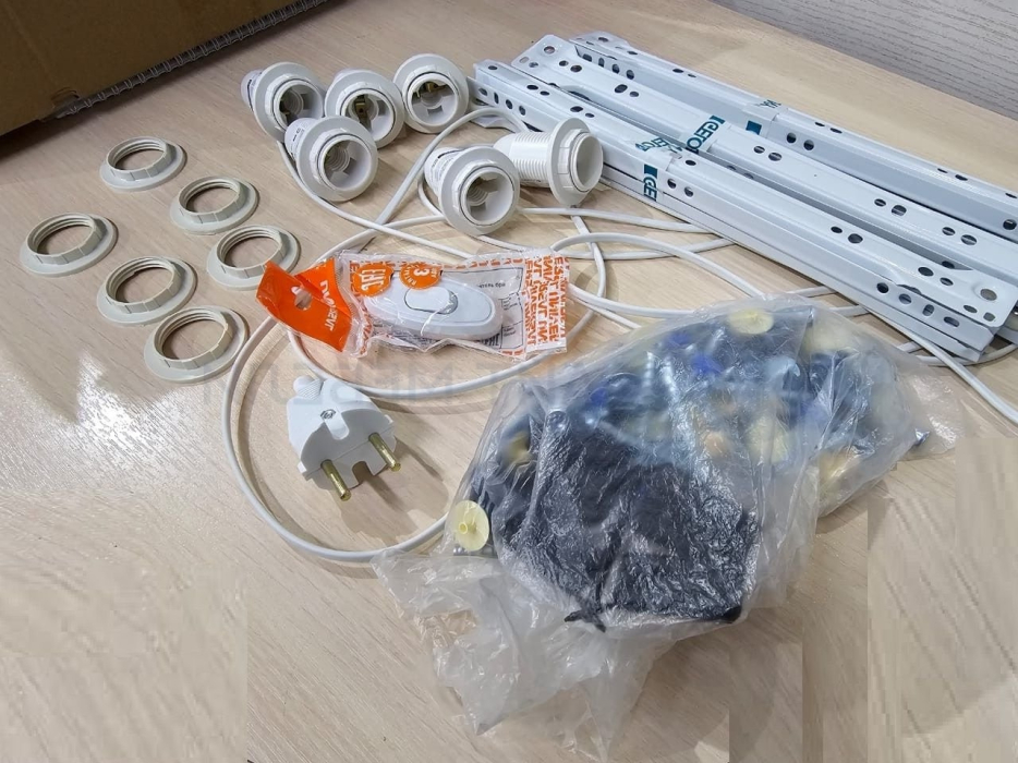 С зеркалом, Стол косметический с подсветкой Сура