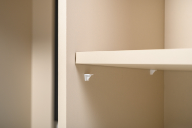 Два письменных стола Лайт 12.163 и два чёрных компьютерных кресла